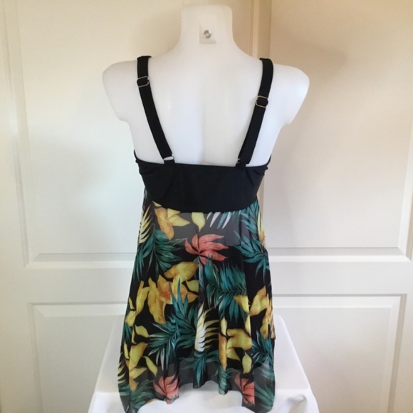 Women’s Round Neck Knot Tropical Swim Dress With Boyshorts - Picture 4 of 7